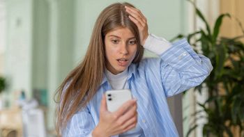 Una ragazza usa lo smartphone
