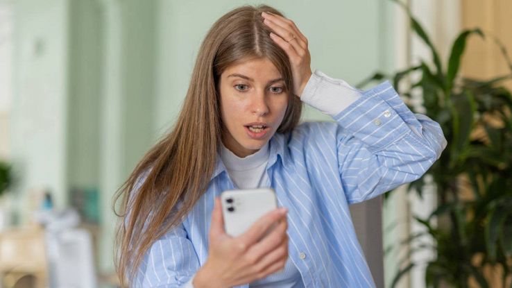 Una ragazza usa lo smartphone