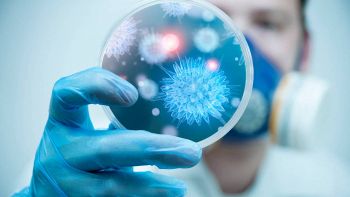 Una ricercatrice studio un virus