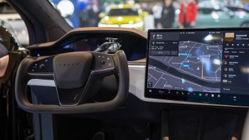 Abitacolo Tesla con volante e navigatore