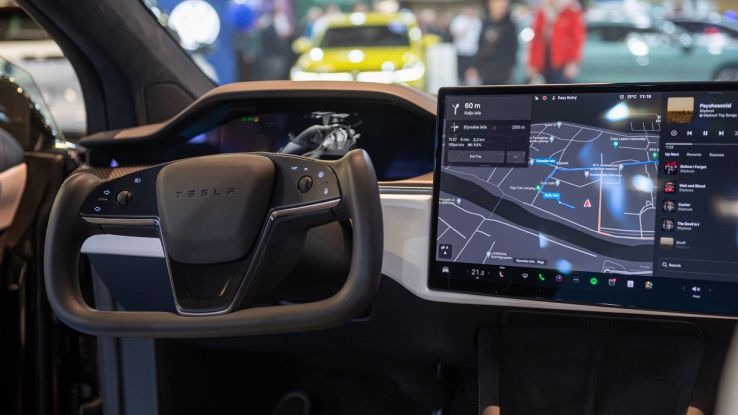 Abitacolo Tesla con volante e navigatore