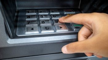 Postamat, il "trucco" del tasto 9 per prelevare senza carta