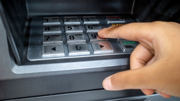 Postamat, il "trucco" del tasto 9 per prelevare senza carta