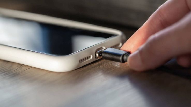 Uno smartphone in carica con cavo