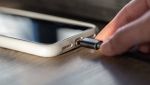 Uno smartphone in carica con cavo