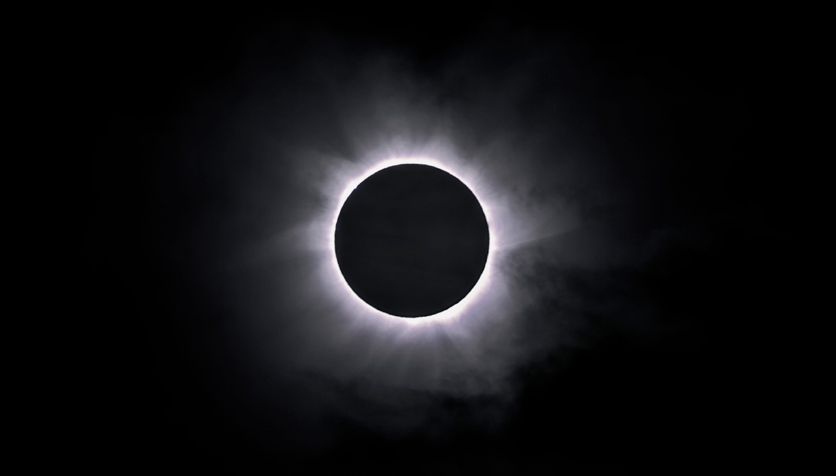 https://wips.plug.it/cips/tecnologia/cms/2026/08/eclissi-cielo-scuro.jpg