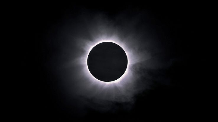 Cielo nero con eclissi