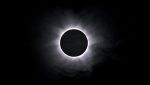 Cielo nero con eclissi