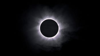 Cielo nero con eclissi