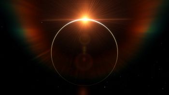 Eclissi in toni arancio e neri con flare
