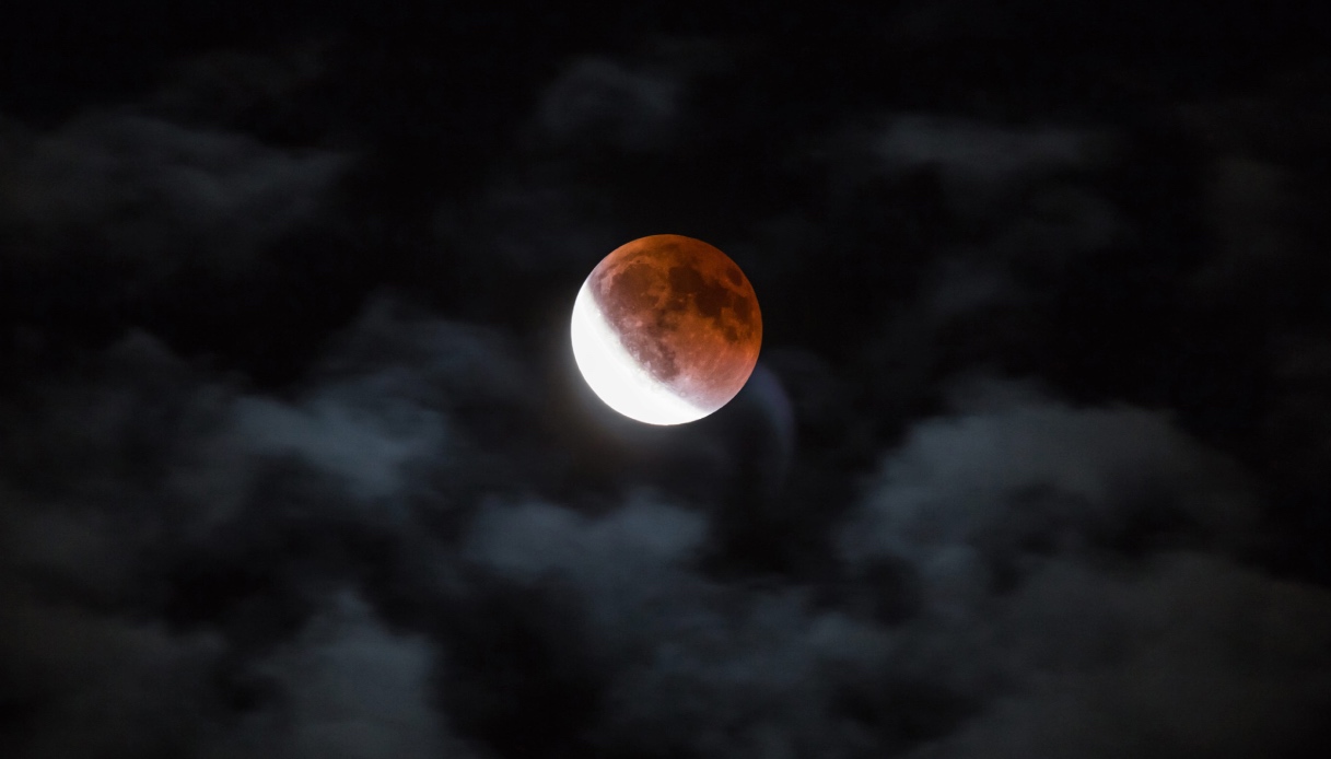 https://wips.plug.it/cips/tecnologia/cms/2026/08/eclissi-luna-in-mezzo-al-cielo.jpg