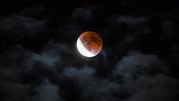 Cielo scuro con eclissi luna rossa
