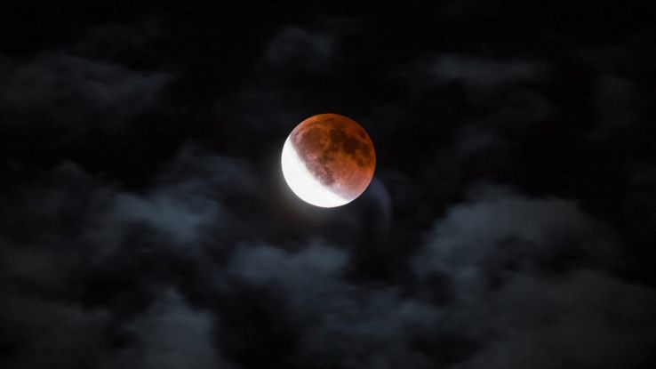 Cielo scuro con eclissi luna rossa