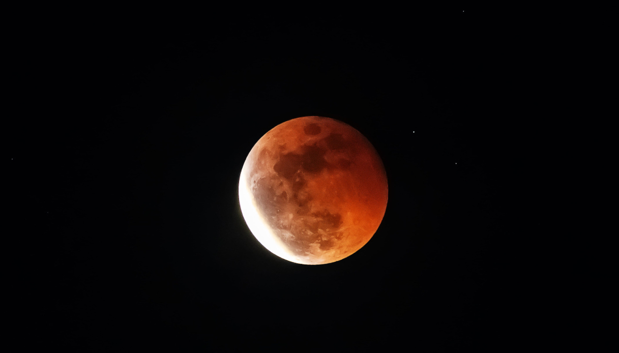 https://wips.plug.it/cips/tecnologia/cms/2026/08/eclissi-luna-rossa.jpg
