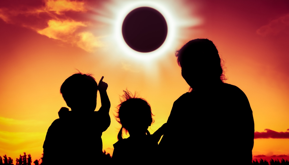 https://wips.plug.it/cips/tecnologia/cms/2026/08/eclissi-solare-1.jpg