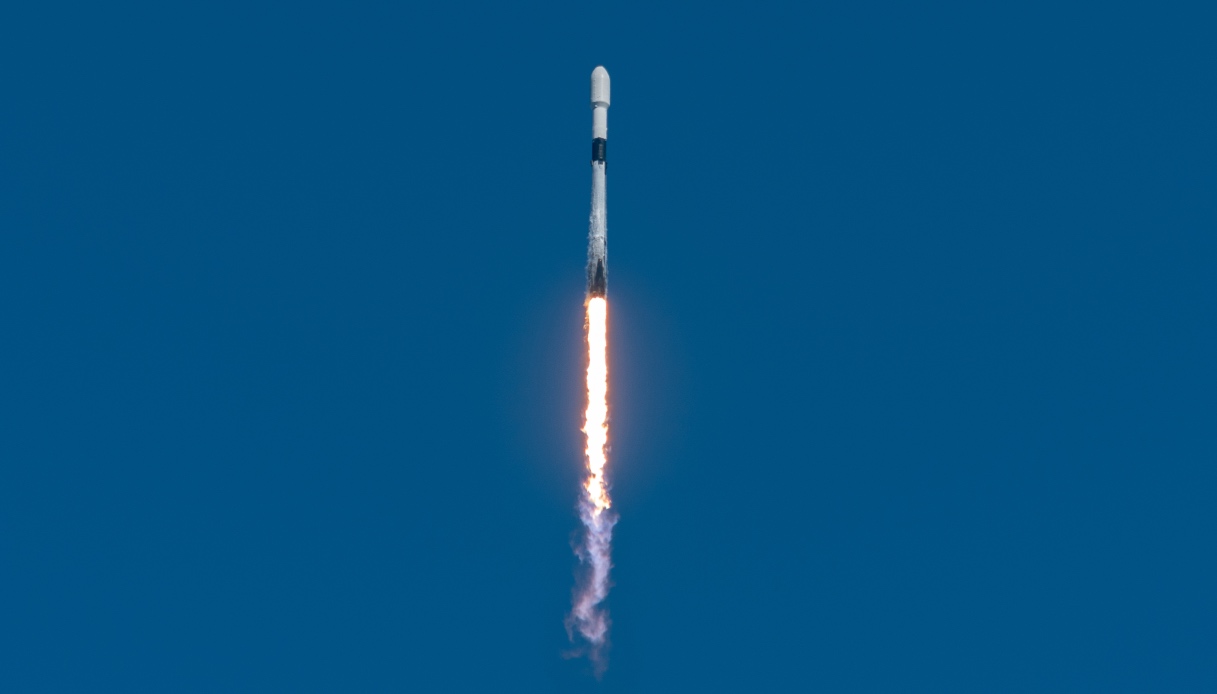 https://wips.plug.it/cips/tecnologia/cms/2026/08/falcon-9-in-cielo.jpg