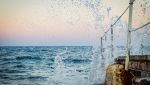 Mare agitato con onde e pontile