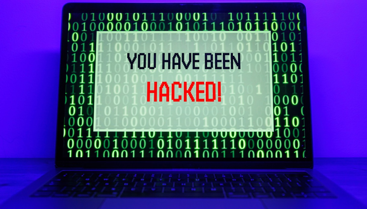 https://wips.plug.it/cips/tecnologia/cms/2026/08/laptop-con-schermata-avviso-hackeraggio.jpg