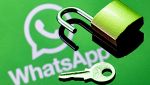 Lucchetto e chiave sopra logo WhatsApp