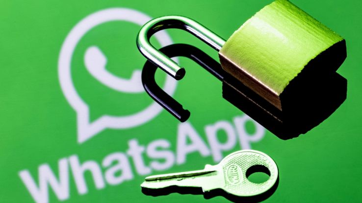 Lucchetto e chiave sopra logo WhatsApp