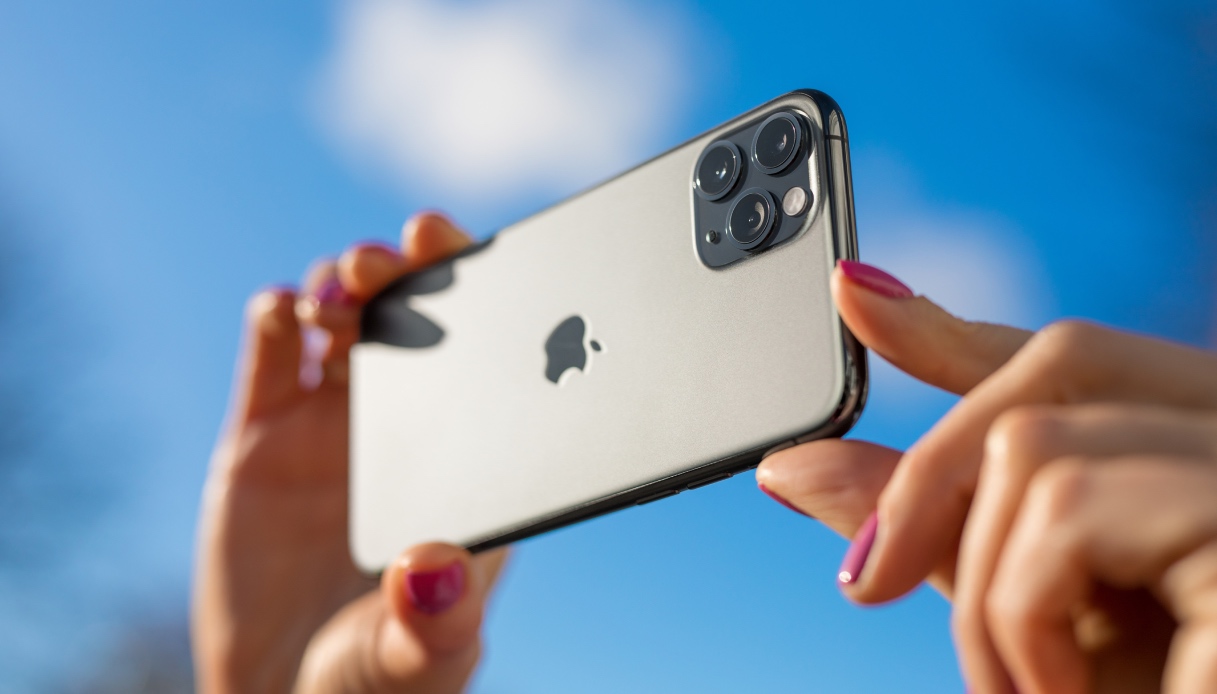 https://wips.plug.it/cips/tecnologia/cms/2026/08/mani-femminili-scattano-foto-con-iphone.jpg