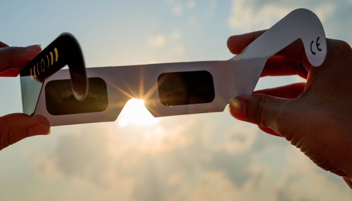 https://wips.plug.it/cips/tecnologia/cms/2026/08/occhiali-per-eclissi-controluce.jpg