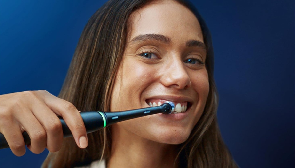 https://wips.plug.it/cips/tecnologia/cms/2026/08/oral-b-io6.jpg