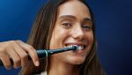 Una donna mentre utilizza lo spazzolino elettrico Oral-B iO6