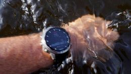 Uno smartwatch al mare
