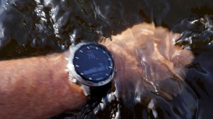 Uno smartwatch al mare