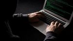 Un hacker utilizza un pc