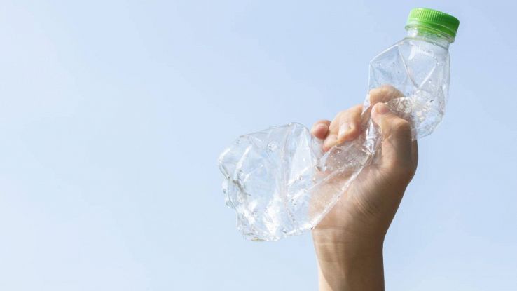 Una bottiglia di plastica