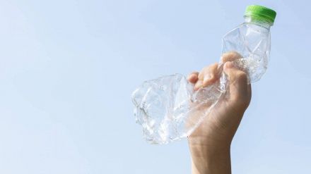 Una bottiglia di plastica