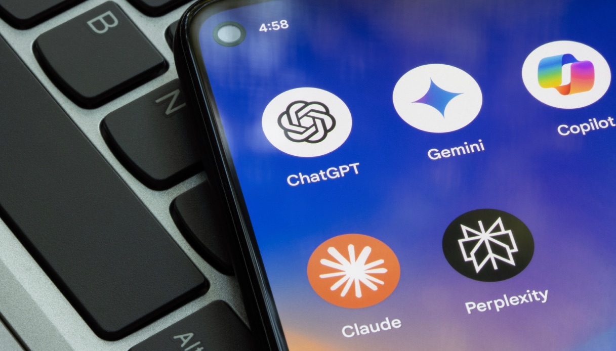 https://wips.plug.it/cips/tecnologia/cms/2026/08/schermata-di-app-su-smartphone-poggiato-su-computer.jpg