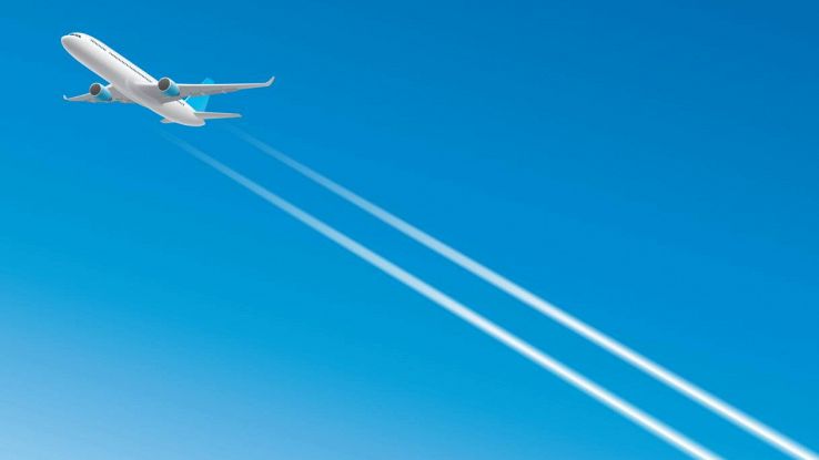 Un aereo con scie