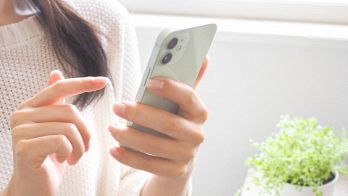 Una persona utilizza uno smartphone