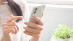 Una persona utilizza uno smartphone