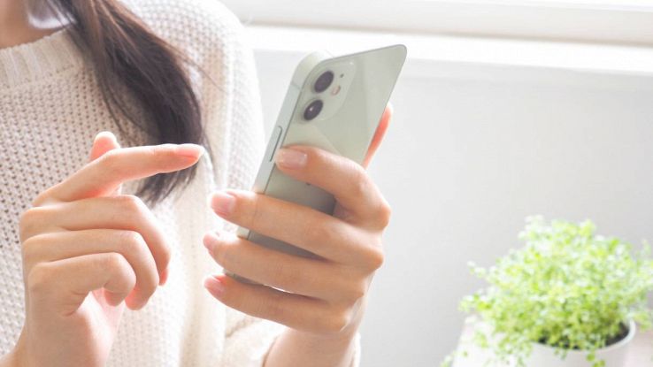 Una persona utilizza uno smartphone