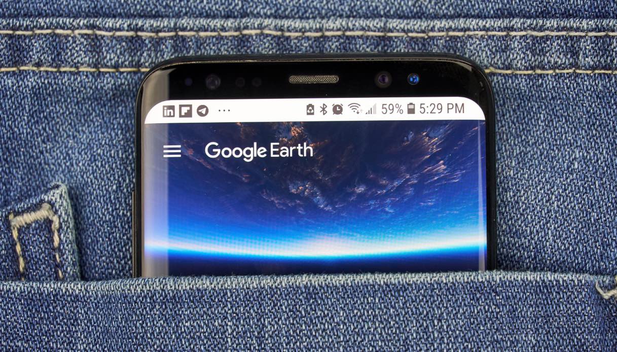 https://wips.plug.it/cips/tecnologia/cms/2026/08/smartphone-con-google-earth-in-tasca.jpg