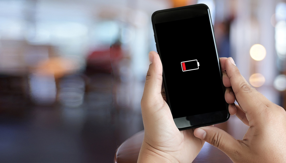 https://wips.plug.it/cips/tecnologia/cms/2026/08/smartphone-ricarica.jpg