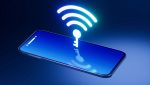 Simbolo Wi-Fi e chiave sopra smartphone