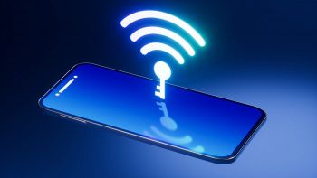 Simbolo Wi-Fi e chiave sopra smartphone