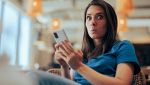 Foglia di alloro nella cover del cellulare: perché tutti lo fanno e a cosa serve