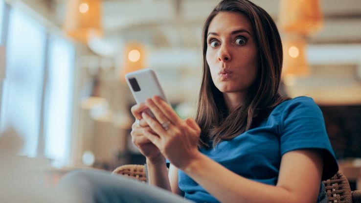 Foglia di alloro nella cover del cellulare: perché tutti lo fanno e a cosa serve