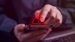 Un attacco informatico su smartphone