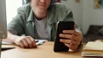 Uno smartphone sulla scrivania