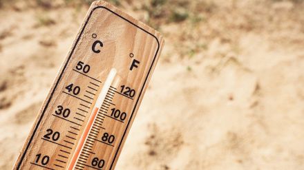 Sabbia e termometro che indica alte temperature