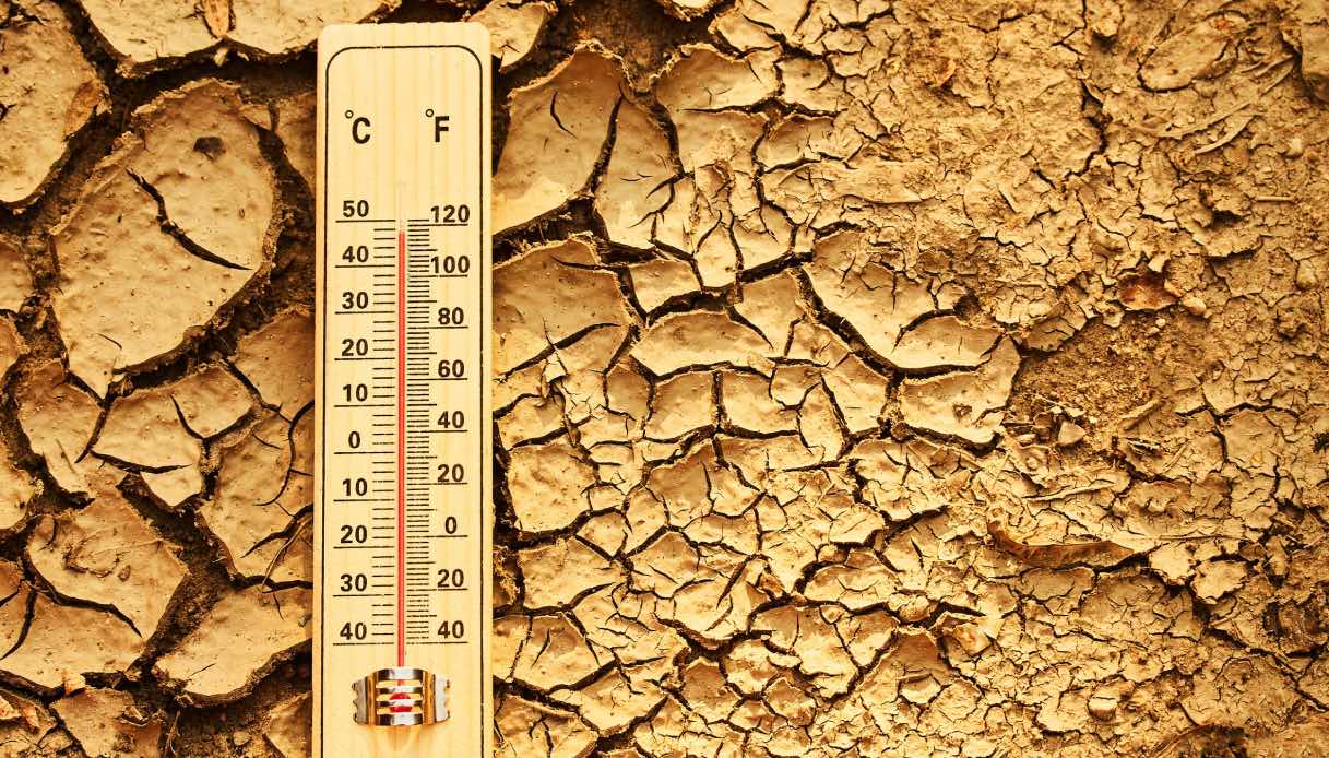 https://wips.plug.it/cips/tecnologia/cms/2026/08/termometro-su-terra-arsa.jpg