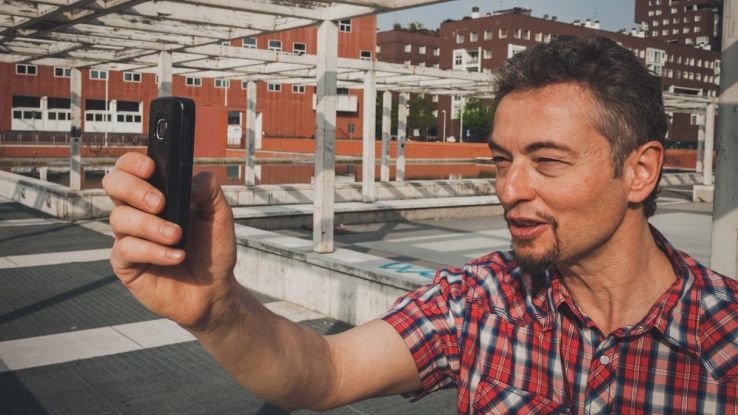 Esterno uomo fa un selfie