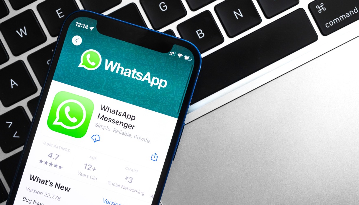 https://wips.plug.it/cips/tecnologia/cms/2026/08/whatsapp-su-smartphone-appoggiato-a-laptop.jpg